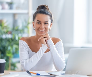 Woman with a laptop looking at the camera